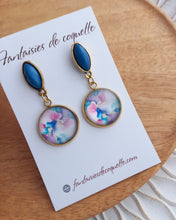 Charger l'image dans la galerie, Boucles d'oreilles  illustrées  fleurs ❤ Fait main ❤ Bleu Blanc doré