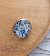 Charger l'image dans la galerie, Bague Fantaisie illustrée  Taille Réglable   Fleurs Bleu Blanc