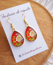 Charger l'image dans la galerie, Boucles d'oreilles   Gouttes dorées  illustrées fleurs rouges   ❤ Fait main ❤