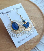 Charger l'image dans la galerie, Boucles d'oreilles  asymétriques dorées Papillon bleu  Fait-main ❤ dépareillées