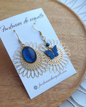 Charger l'image dans la galerie, Boucles d'oreilles  asymétriques dorées Papillon bleu  Fait-main ❤ dépareillées