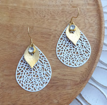 Charger l'image dans la galerie, Boucles d'oreilles   dorées Acier inoxydable  Blanc Fait-main