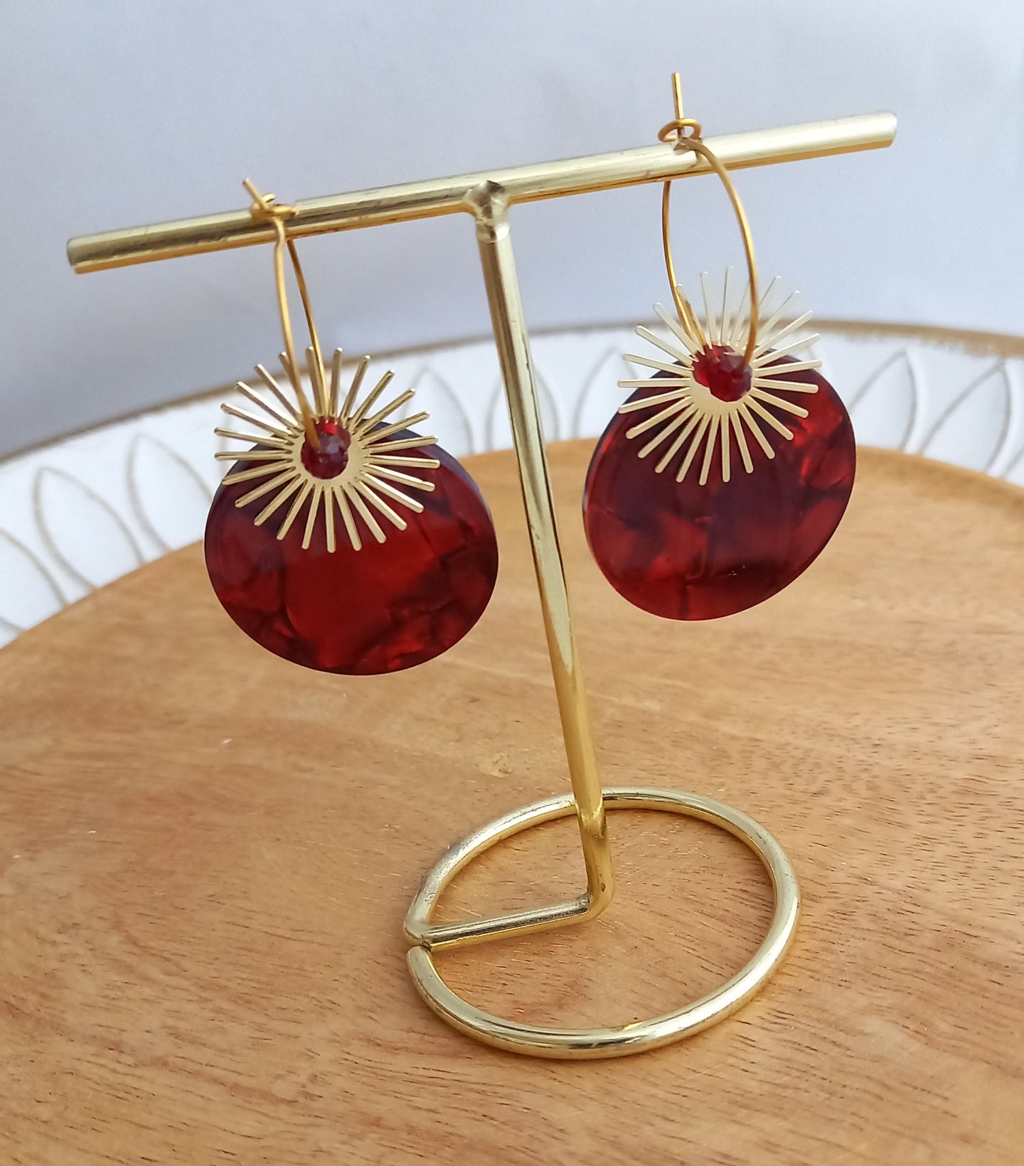 Boucles d'oreilles créoles  Résine Bordeaux rouge  dorés