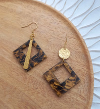 Charger l'image dans la galerie, Boucles d'oreilles  asymétriques dorées  camel Fait-main ❤ dépareillées