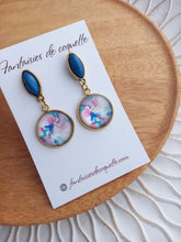 Charger l'image dans la galerie, Boucles d'oreilles  illustrées  fleurs ❤ Fait main ❤ Bleu Blanc doré