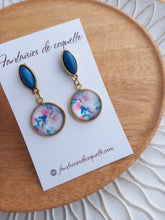 Charger l'image dans la galerie, Boucles d'oreilles  illustrées  fleurs ❤ Fait main ❤ Bleu Blanc doré