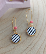 Charger l'image dans la galerie, Boucles d'oreilles  illustrées  fleurs ❤ Fait main ❤ Noir Blanc doré