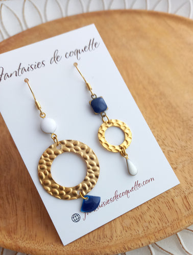 Boucles d'oreilles  asymétriques dorées. Bleu  Blanc  Fait-main ❤ dépareillées