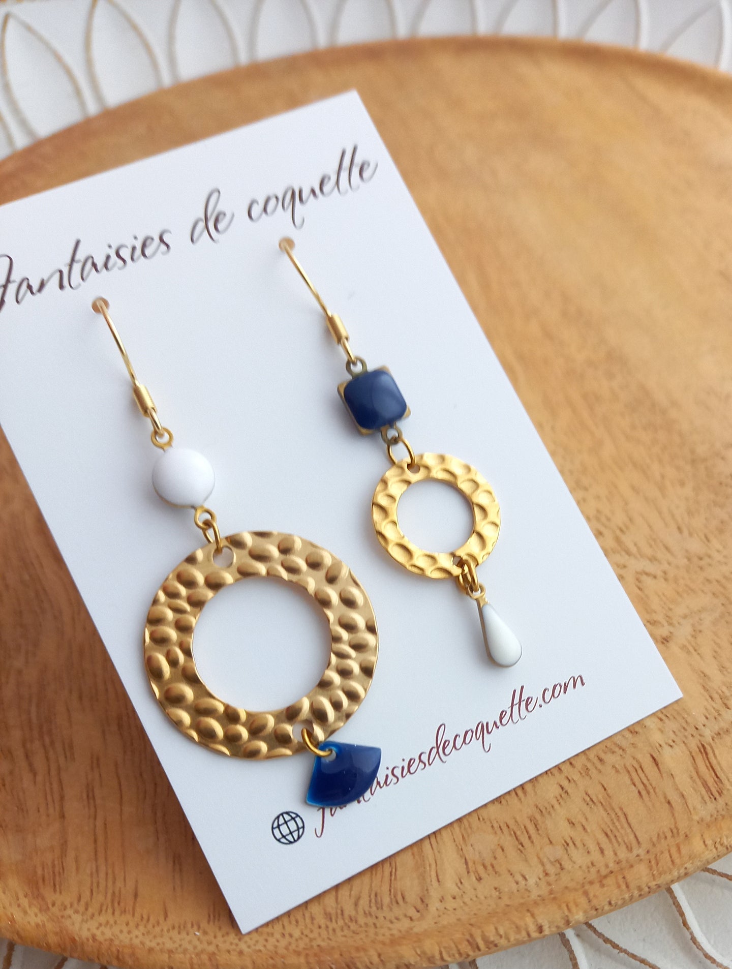 Boucles d'oreilles  asymétriques dorées. Bleu  Blanc  Fait-main ❤ dépareillées