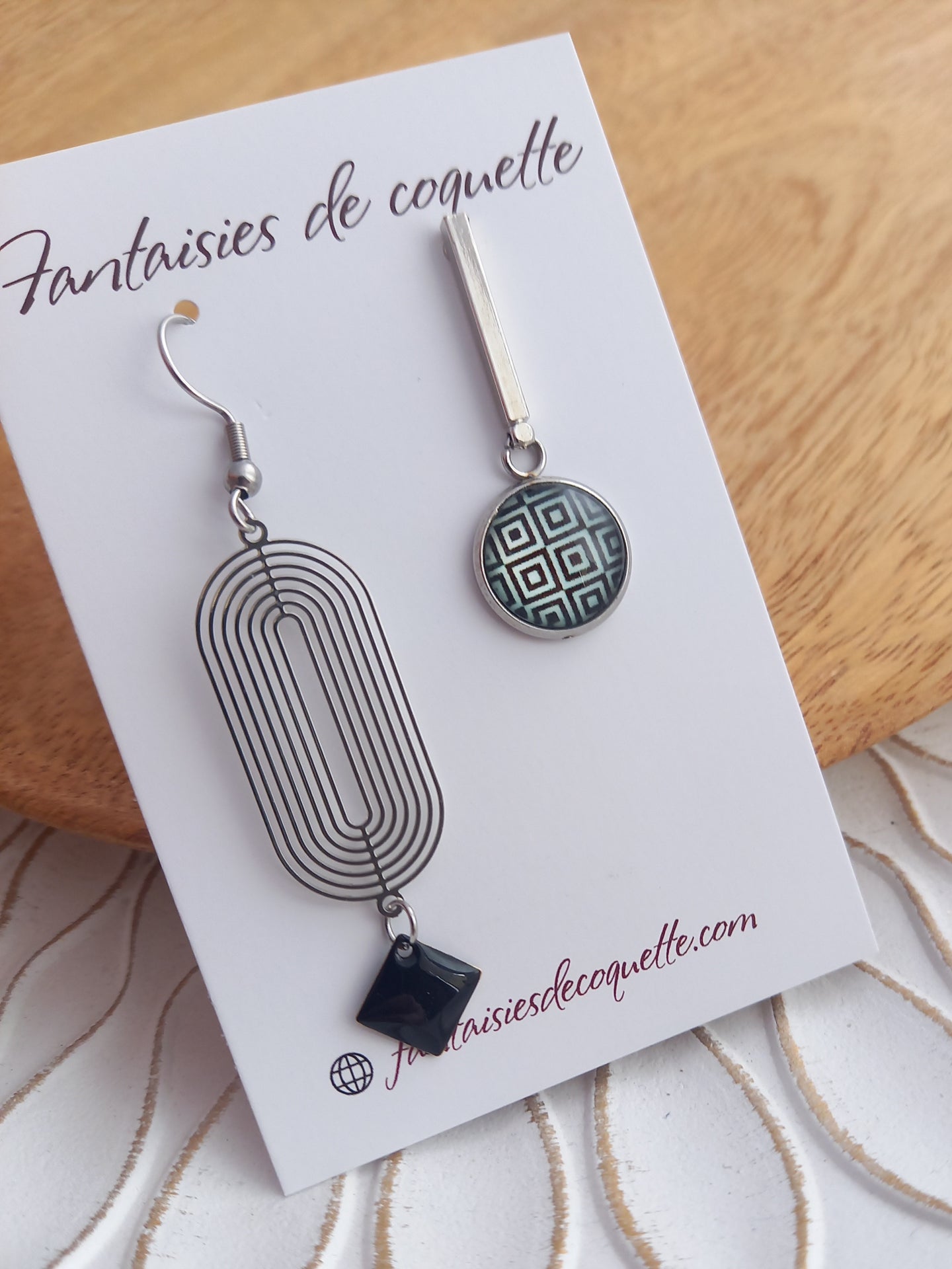 Boucles d'oreilles  dépareillées asymétriques  blanc noir ❤ Fait main ❤