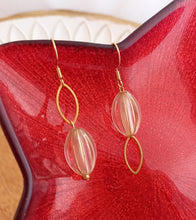 Charger l'image dans la galerie, Boucles d'oreilles asymétriques dorées  Acétate cristal transparent ❤ Fait main ❤