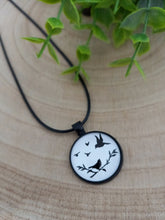 Charger l&#39;image dans la galerie, Collier   Pendentif illustré Petits oiseaux  Noir Blanc    ❤ Fait main ❤