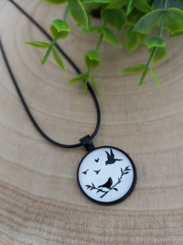 Collier   Pendentif illustré Petits oiseaux  Noir Blanc    ❤ Fait main ❤