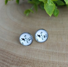 Charger l&#39;image dans la galerie, Boucles d&#39;oreilles Puces illustration Petits oiseaux Noir Blanc ❤  Fait main  ❤