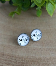 Charger l&#39;image dans la galerie, Boucles d&#39;oreilles Puces illustration Petits oiseaux Noir Blanc ❤  Fait main  ❤