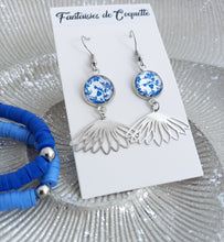 Charger l&#39;image dans la galerie, Boucles d&#39;oreilles illustrées  Fleurs blanc bleu ❤  Fait main ❤