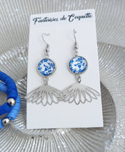 Charger l&#39;image dans la galerie, Boucles d&#39;oreilles illustrées  Fleurs blanc bleu ❤  Fait main ❤