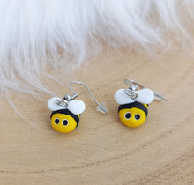 Charger l&#39;image dans la galerie, Boucles d&#39;oreilles  Abeilles  Pâte polymere ❤ Fait main ❤ Pâte polymere