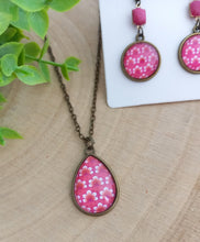 Charger l&#39;image dans la galerie, Parure Collier bronze Fleurs roses Esprit rétro &amp; Boucles d&#39;oreilles  assorties rose