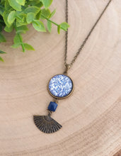 Charger l&#39;image dans la galerie, Collier  sautoir   Pendentif Fleuri bleu  blanc ❤ Fait main ❤ bronze