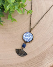 Charger l&#39;image dans la galerie, Collier  sautoir   Pendentif Fleuri bleu  blanc ❤ Fait main ❤ bronze