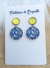 Charger l&#39;image dans la galerie, Boucles d&#39;oreilles argentées Clous illustrées fleurs 🌸 Bleu Jaune Blanc 🌸  Fait-main