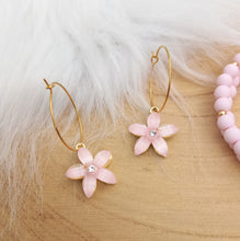 Charger l&#39;image dans la galerie, Boucles d&#39;oreilles    Créoles dorées Fleur rose