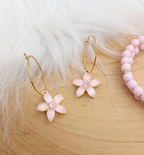 Charger l&#39;image dans la galerie, Boucles d&#39;oreilles    Créoles dorées Fleur rose