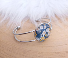 Charger l&#39;image dans la galerie, Bracelet jonc argenté illustration Petits fleurs  💟  Fait-main  💟  Bleu Jaune