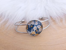 Charger l&#39;image dans la galerie, Bracelet jonc argenté illustration Petits fleurs  💟  Fait-main  💟  Bleu Jaune