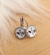 Charger l&#39;image dans la galerie, Boucles d&#39;oreilles Dormeuses      noir  blanc     ❤ Petits oiseaux  ❤ Fait main ❤