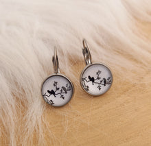 Charger l&#39;image dans la galerie, Boucles d&#39;oreilles Dormeuses      noir  blanc     ❤ Petits oiseaux  ❤ Fait main ❤