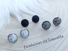 Charger l&#39;image dans la galerie, Boucles d&#39;oreilles Puces Résine  Noir  Gris clair Gris foncé  ❤  Fait main  ❤